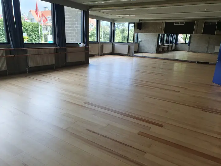 Opgeschuurde vloer in een danszaal
