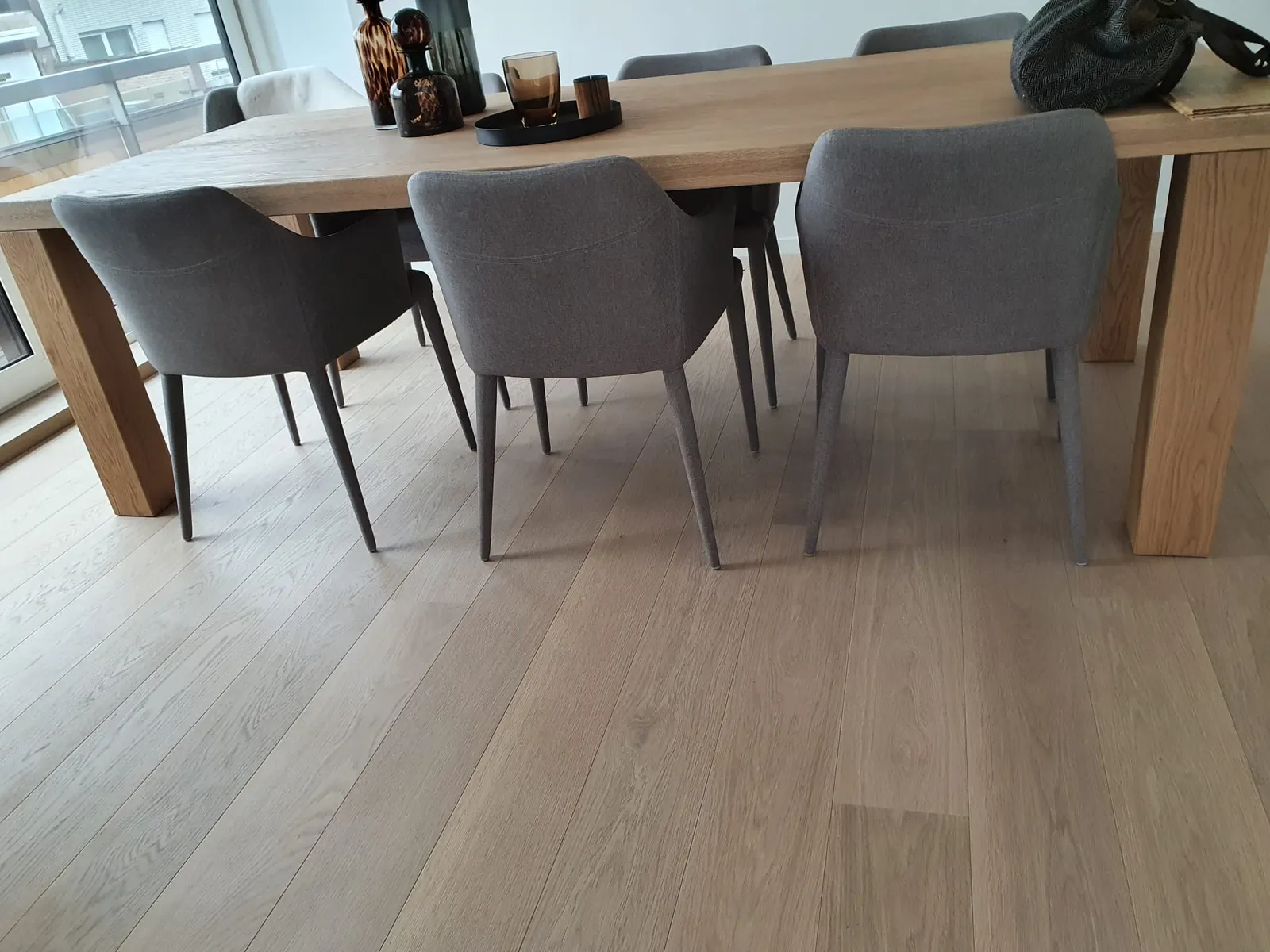Nieuwe brede eiken plankenvloer in een eetkamer