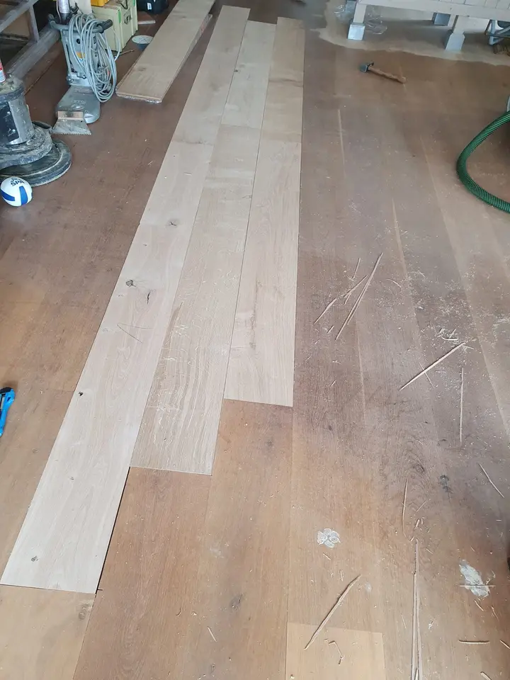 Nieuwe planken naast oude, nog te schuren