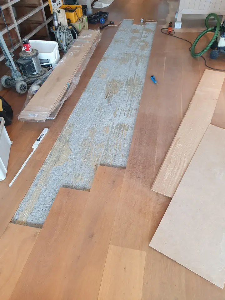 Nieuwe planken tussen de bestaande vloer gelegd