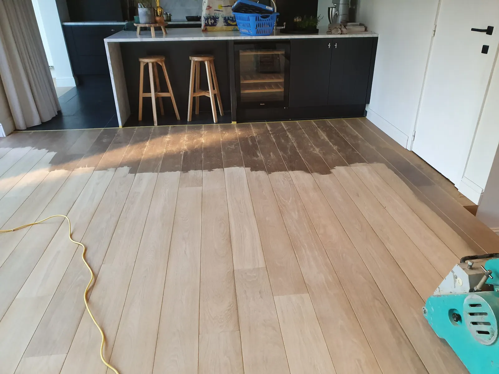Keuken met eiken planken, voor en na het herschuren (voor)