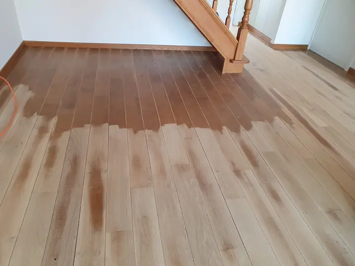 Plankenvloer bij een trap, deels opnieuw geolied