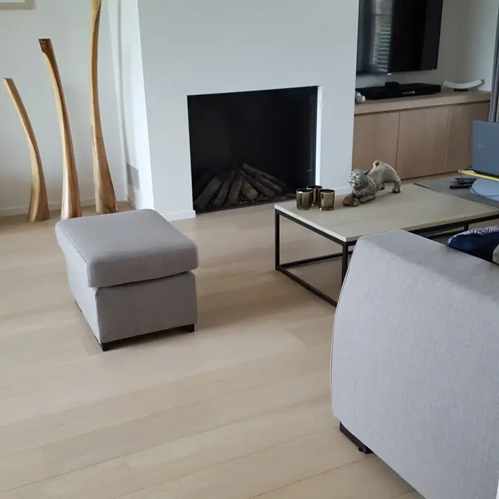 Lichte eiken plankenvloer in een woonkamer