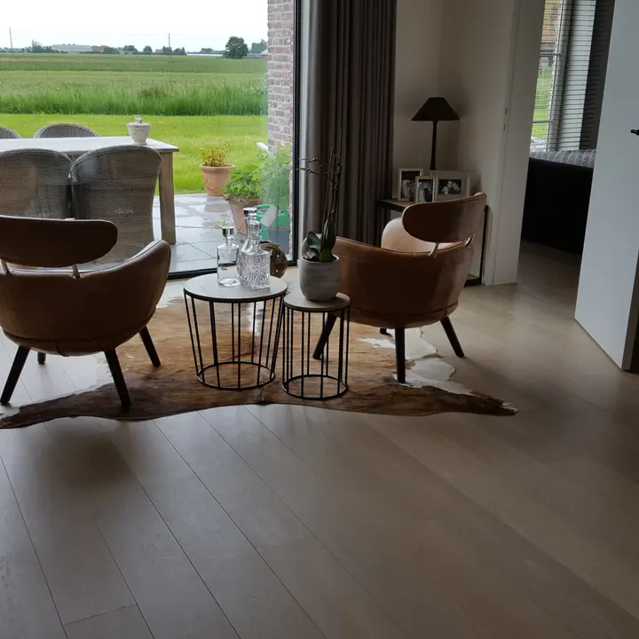 Zithoek op een lichte eiken plankenvloer